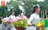 {ẢNH] Thiếu nữ Hà thành làm bừng sáng phố phường trong tà áo dài truyền thống